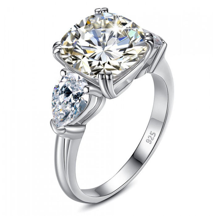 Ayla Bague Moissanite