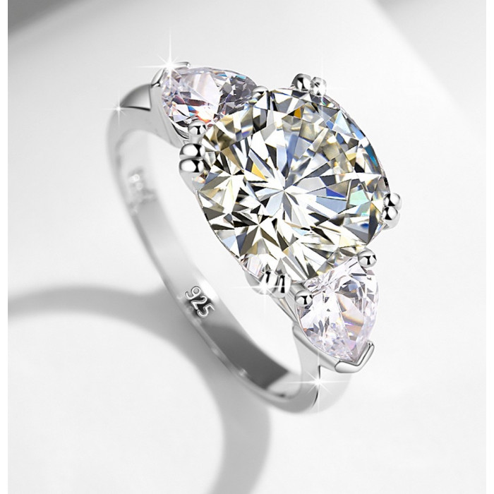 Ayla Bague Moissanite