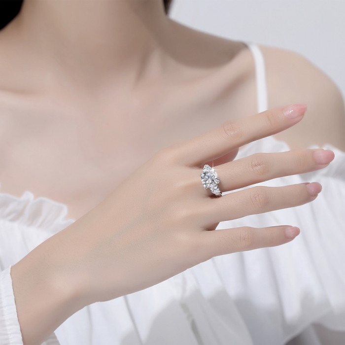 Ayla Bague Moissanite