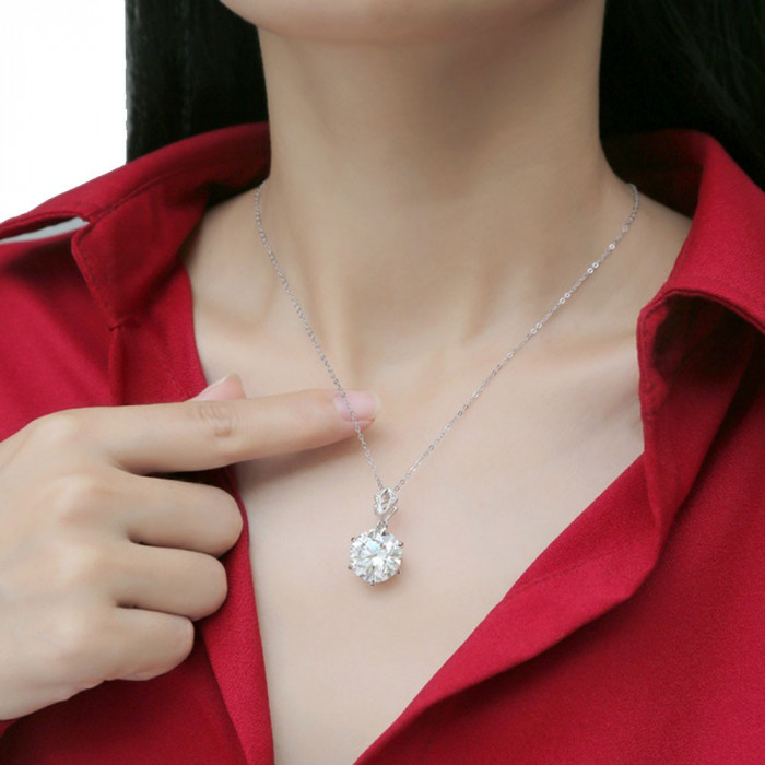 Chanela Collier Pendentif croix Moissanite