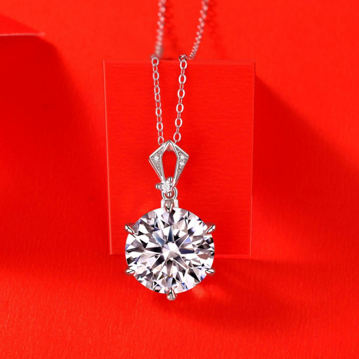 Chanela Collier Pendentif croix Moissanite