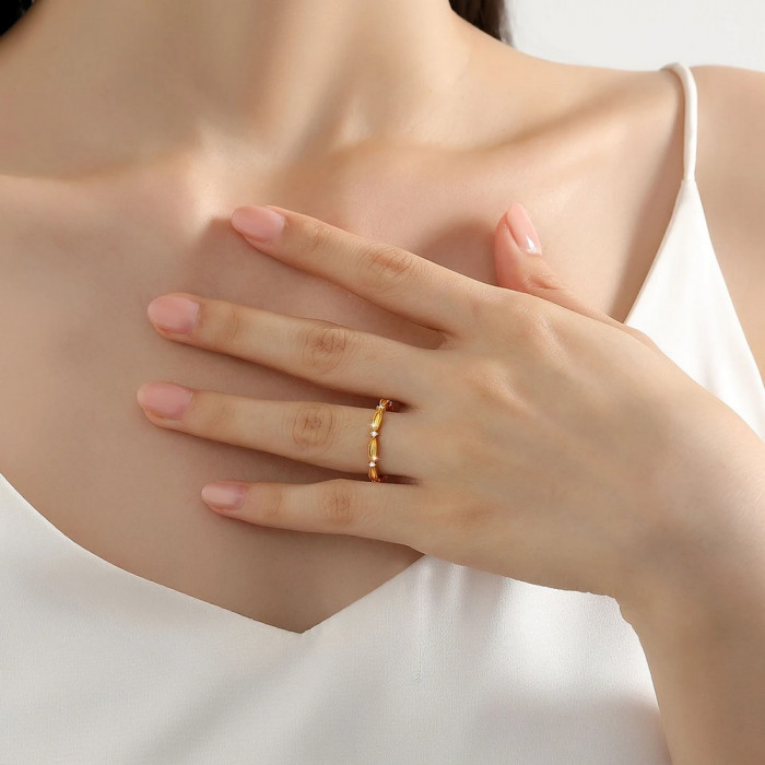 Fanny Alliance Or 18 CT avec Moissanite