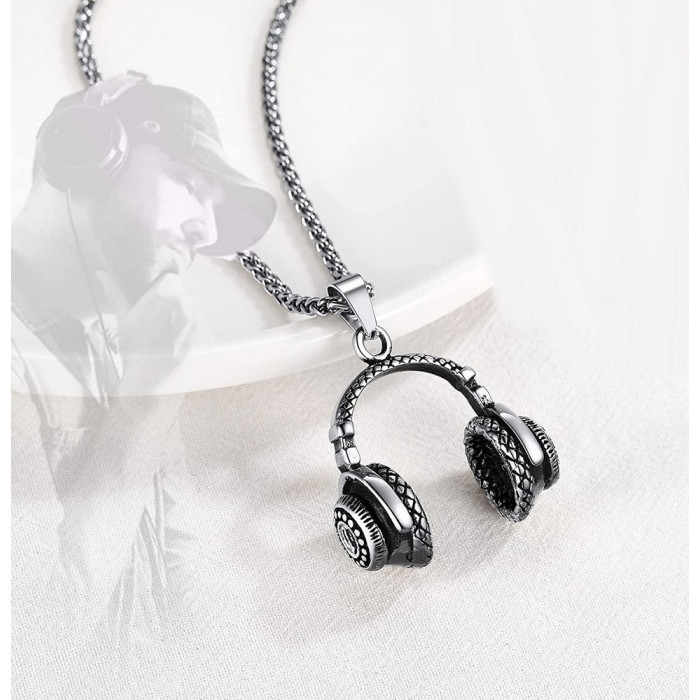 Chaine et pendentif casque