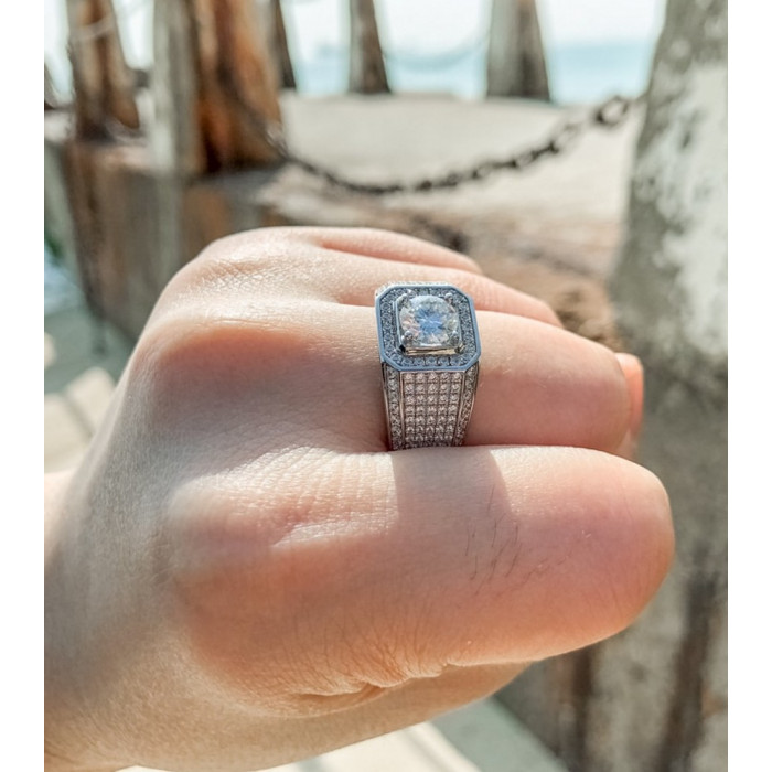 Chevalière en argent avec Moissanite